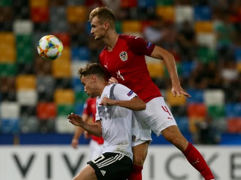 Deutschlands Luca Waldschmidt (l) und Österreichs Stefan Posch (o) kämpfen um den Ball. Foto: Cezaro De Luca