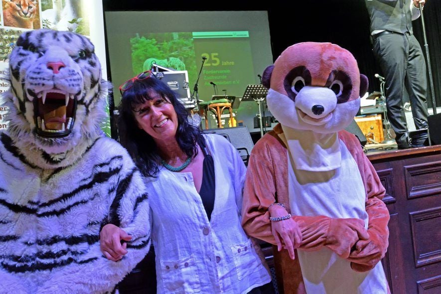 Vorsitzende Rita Kahl schunkelt bei der Festveranstaltung mit Tiger und Erdmännchen
