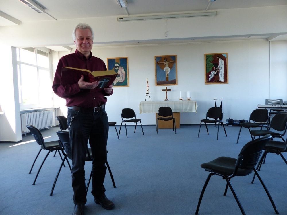 Friedhelm Kasparick ist Seelsorger in der Außenstelle Frohe Zukunft des halleschen Gefängnisses. Gottesdienst wird hier im Stuhlkreis gefeiert.