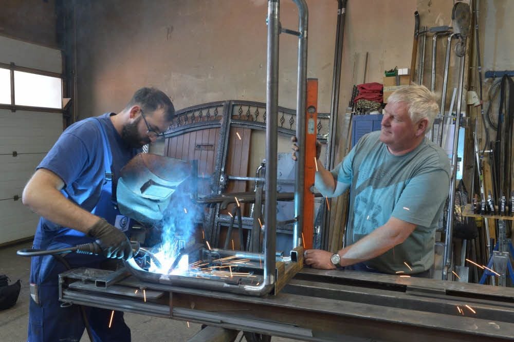 Seit 2002 führt Göran Behrendt (r.) die Schmiede und Bauschlosserei in Osternienburg. Sein Sohn Chris arbeitet ebenfalls im Betrieb.