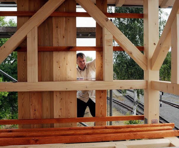 Zimmermann Frank König verkleidet die Holzkonstruktion.