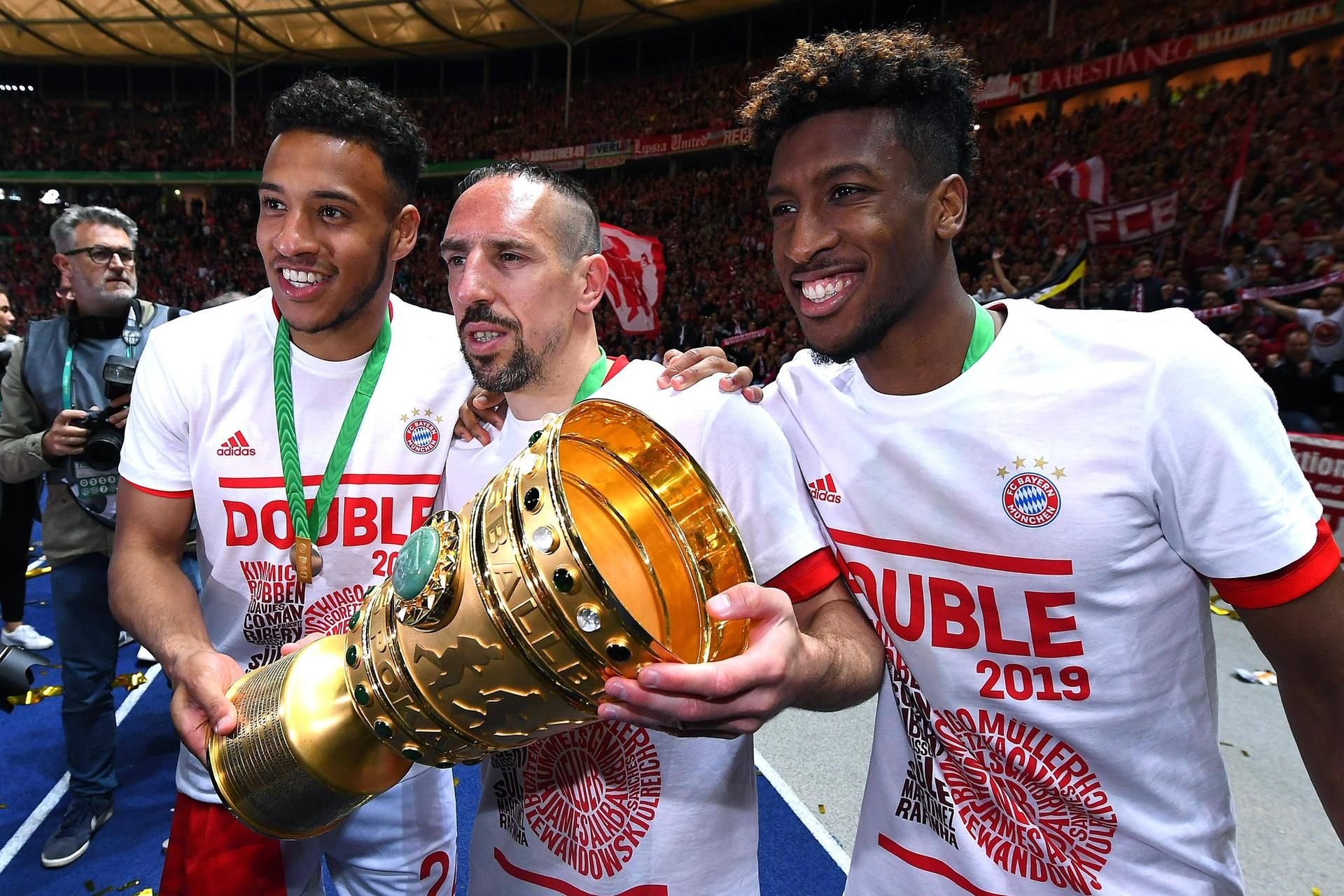 Kingsley Coman (r.) hat mit dem FC Bayern München den DFB-Pokal gewonnen.