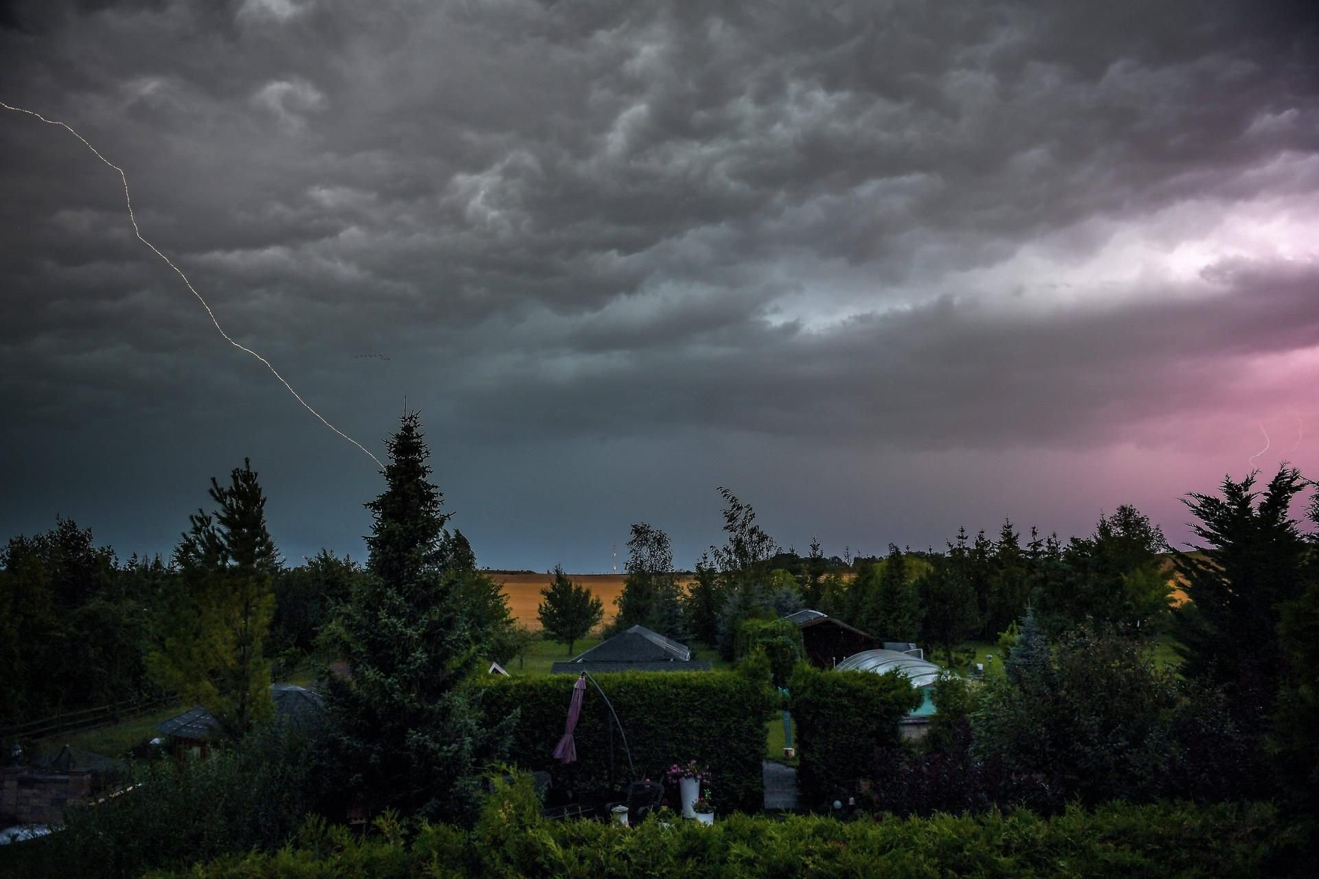Am Mittwoch und Donnerstag erwarten Wetterexperten teils schwere Gewitter in Sachsen-Anhalt. (Archivbild)