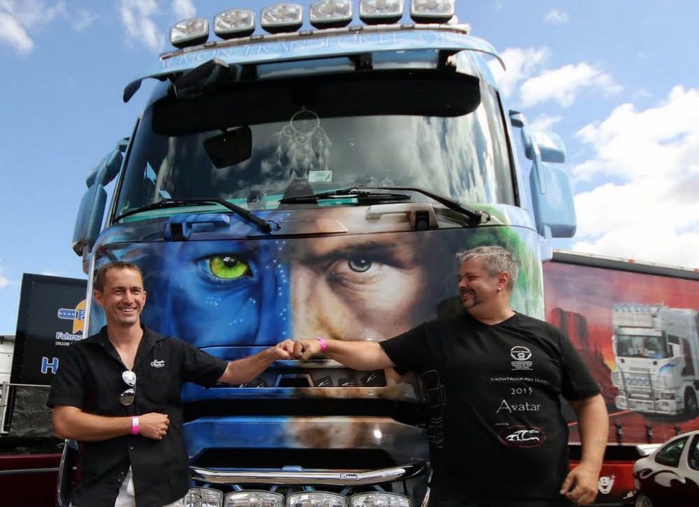 Jörg Lehmann war im vergangenen Jahr mit seinem Truck beim Treffen an der Walkmühle in Sangerhausen dabei, den Marcel Barth (links) mit Airbrushmotiven verziert hat.