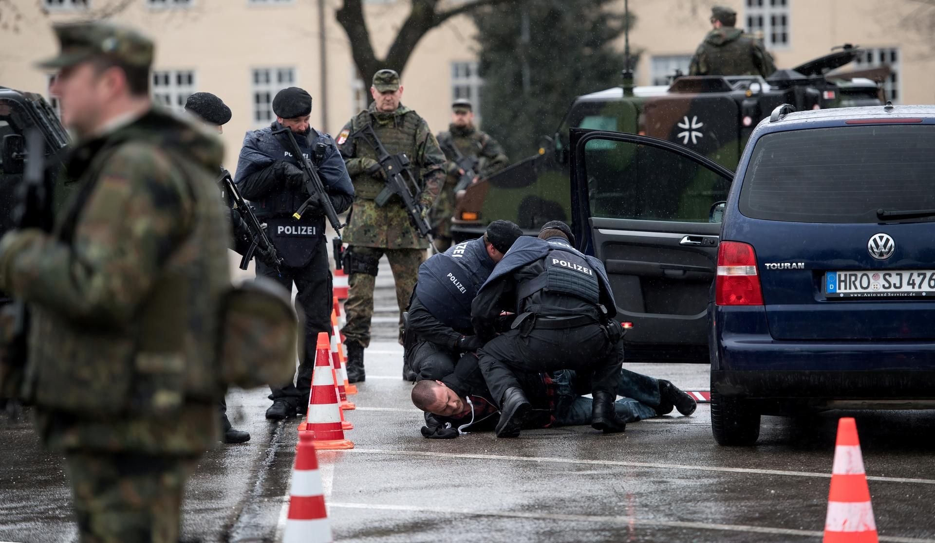 Polizei und Bundeswehr bei der gemeinsamen Übung in Murnau.