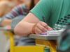 In einer Schule in Sachsen-Anhalt hat ein Lehrer Prüfungsthemen an Schüler verraten.