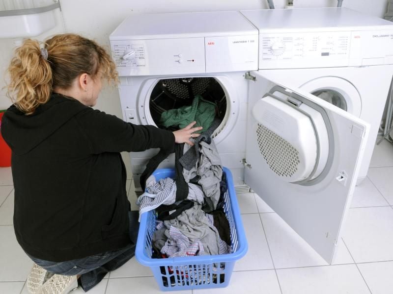 Ein Wäschetrockner kann eine große Haushaltshilfe sein. Foto: Armin Weigel/dpa