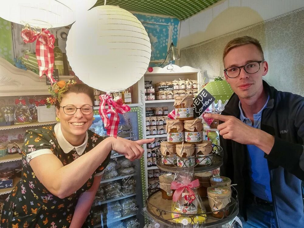 Ines Seydel-Adam, Chefin des Froschkönigs, und Christian Oehler präsentieren die neue Hopfen-Marmelade.