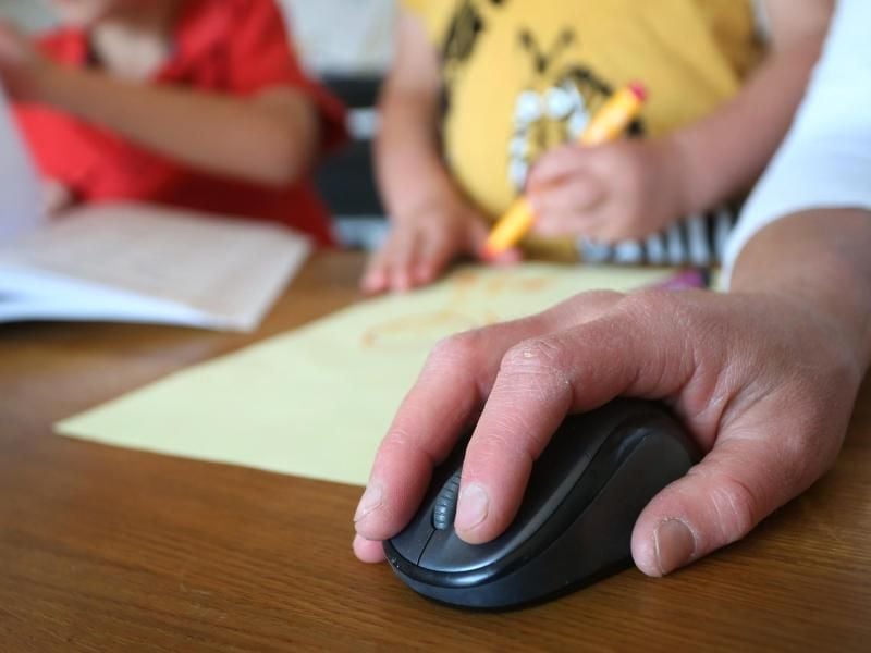 Muss ein Elternteil wegen der Kinderbetreuung zu Hause bleiben, fehlen Arbeitgebern rund elf Prozent der Erwerbstätigen. Das ist das Ergebnis einer Studie. Foto: Karl-Josef Hildenbrand/dpa