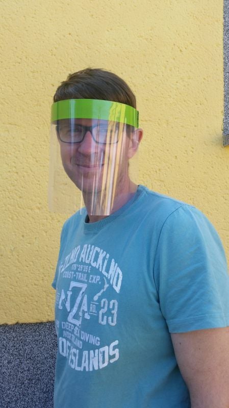 Renè Goldmann trägt ein fertiges Schutzvisier zur Probe.