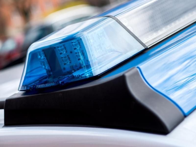 Das Blaulicht an einem Einsatzwagen der Polizei. Foto: Hauke-Christian Dittrich/Archiv