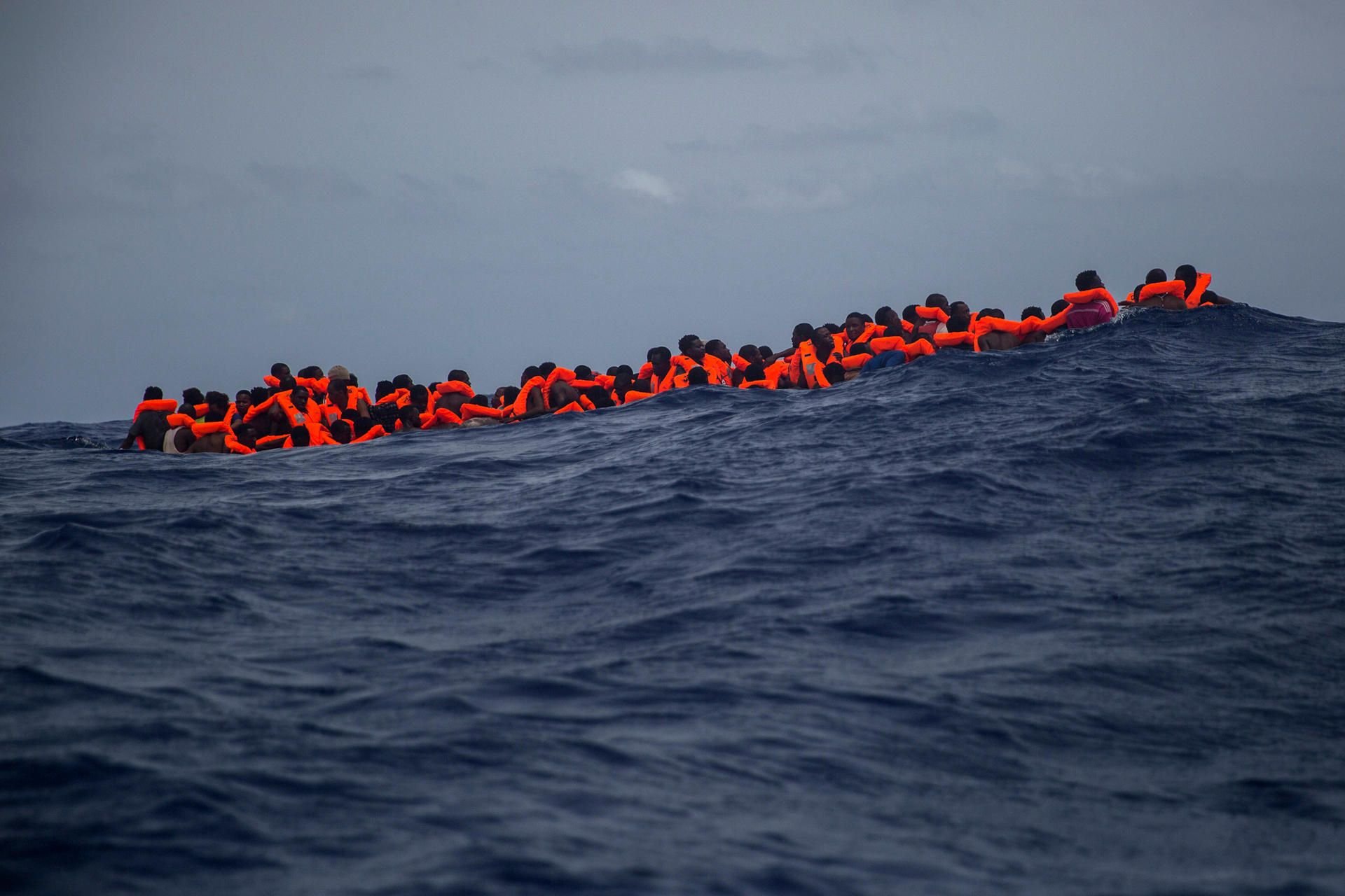 Flüchtlinge auf einem Schlauchboot im Mittelmeer (Symbolbild).