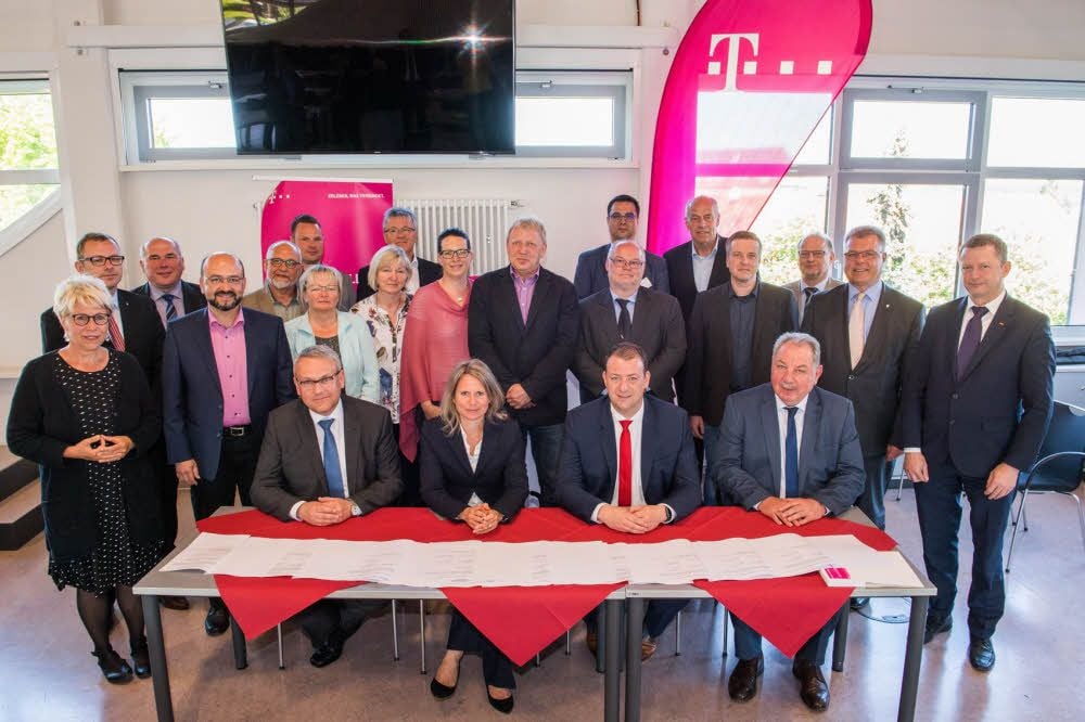 Bürgermeister, Politik und Verwaltung unterzeichnen die Breitbandausbauverträge mit der Deutschen Telekom in Naumburg.