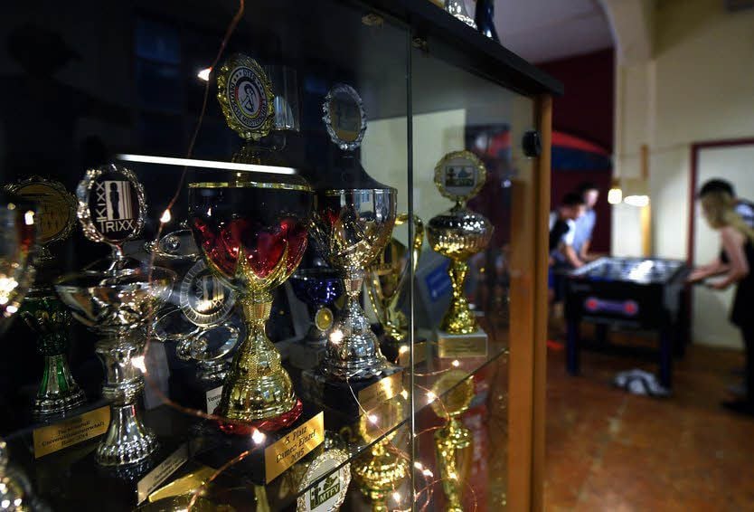 Die Tischfußballer aus Halle haben schon jede Menge Pokale in die Vitrine in ihrem Trainingszentrum stellen können.
