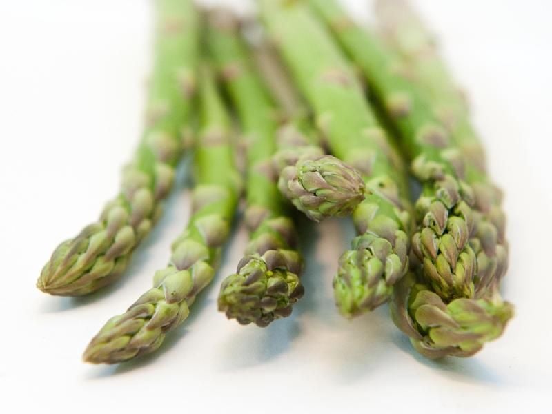 Nicht immer nur kochen: Spargel lässt sich auch ganz einfach im Backofen zubereiten. Foto: Andrea Warnecke