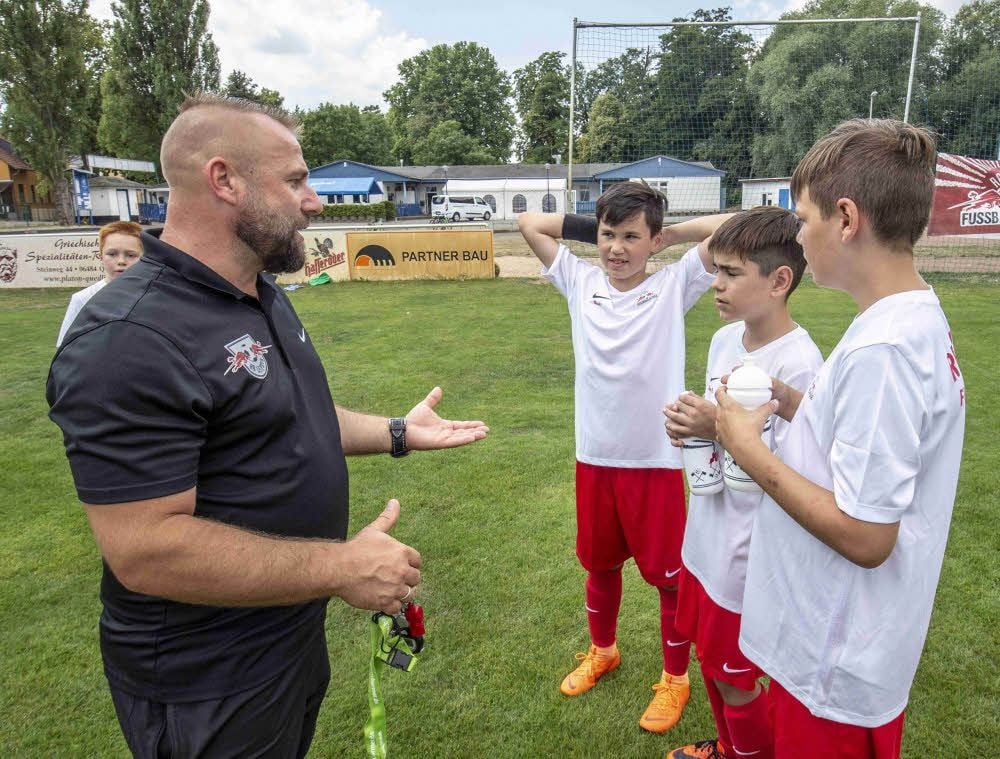 Für einen guten Ratschlag können sich die Teilnehmer jederzeit an Campleiter René Köcher (links) wenden. In seinem Konzept steht die Spielfreude im Vordergrund.