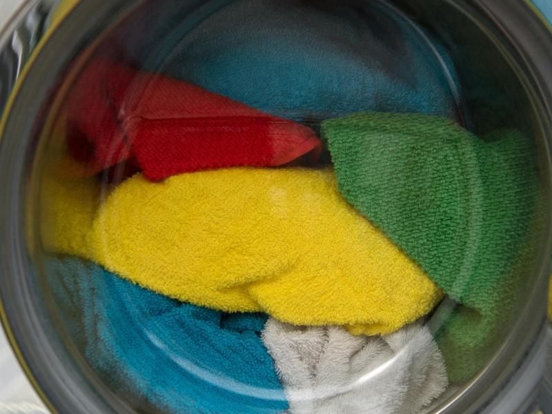 Sind Handtücher nach dem Waschen hart, kann das an der falschen Dosierung des Waschmittels liegen. Oder sie sind in einem Raum ohne Luftzug getrocknet. Foto: Andrea Warnecke