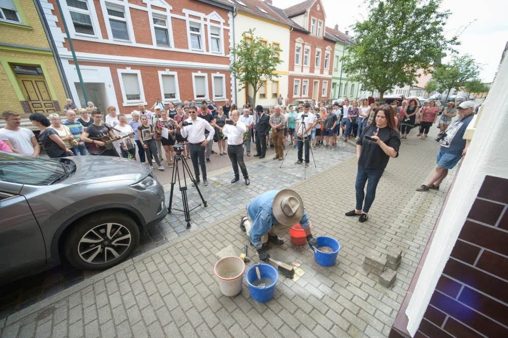 Der Künstler Gunter Demnig bei der Arbeit. Vor dem Haus in der Bahnhofstraße 15 in Aken werden fünf Stolpersteine verlegt: für Isidor Leib und Gitel Wilkenfeld sowie deren Kinder Berta, Norbert und Gerhard.