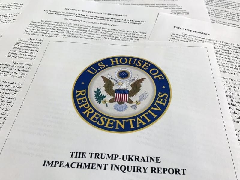 Bericht der US-Demokraten im Amtsenthebungsverfahren gegen US-Präsident Trump. Foto: Jon Elswick/AP/dpa