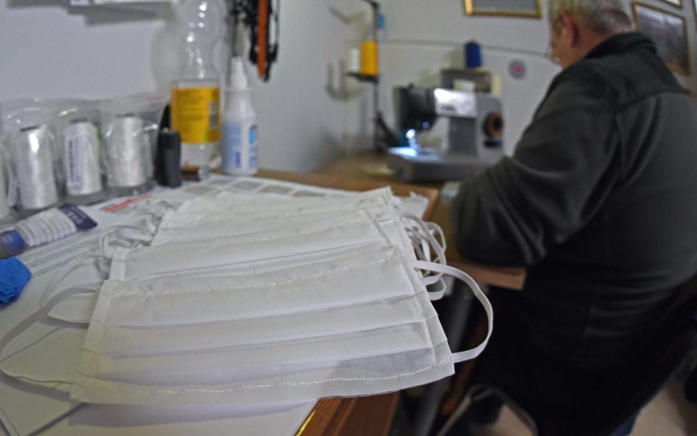 Vielerorts werden Masken genäht, auch in Eigenregie.