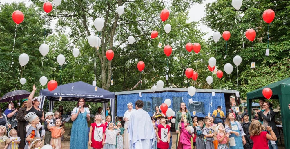 Auch wenn’s im Mittelalter noch keine Luftballons gab: Für die die Kinder ist das Aufsteigen der heliumgefüllten Gummiblasen ein besonderes Vergnügen.