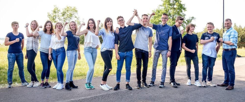13 Jugendliche sind Mitglied im Gemeindejugendrat in der Muldestausee-Gemeinde. Vorsitzender des Gremiums ist Bürgermeister Ferid Giebler (re.).