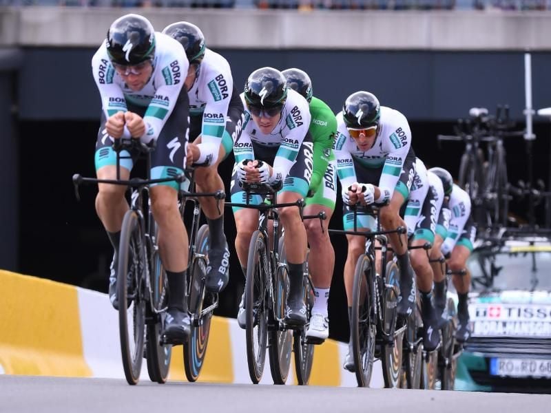 Die Mannschaft von Bora-hansgrohe fährt im zehnten Jahr ihres Bestehens große Erfolge ein. Foto: Pool Vincent Kalut/BELGA