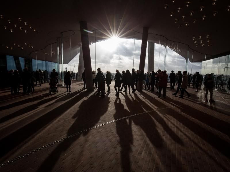 Zahlreiche Besucher gehen über die Plaza in der Elbphilharmonie. Foto: Christian Charisius/Archiv