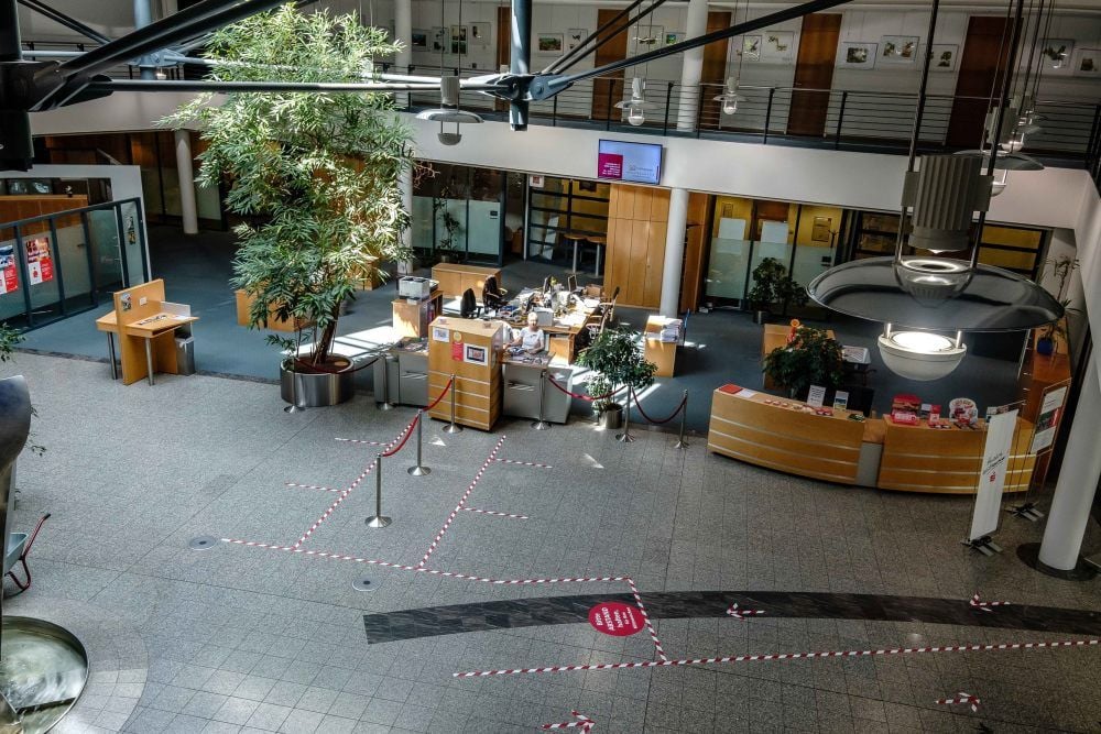 Servicemitarbeiterin Ramona Gallert darf ab Montag wieder in der Hauptgeschäftsstelle der Sparkasse Kunden begrüßen.