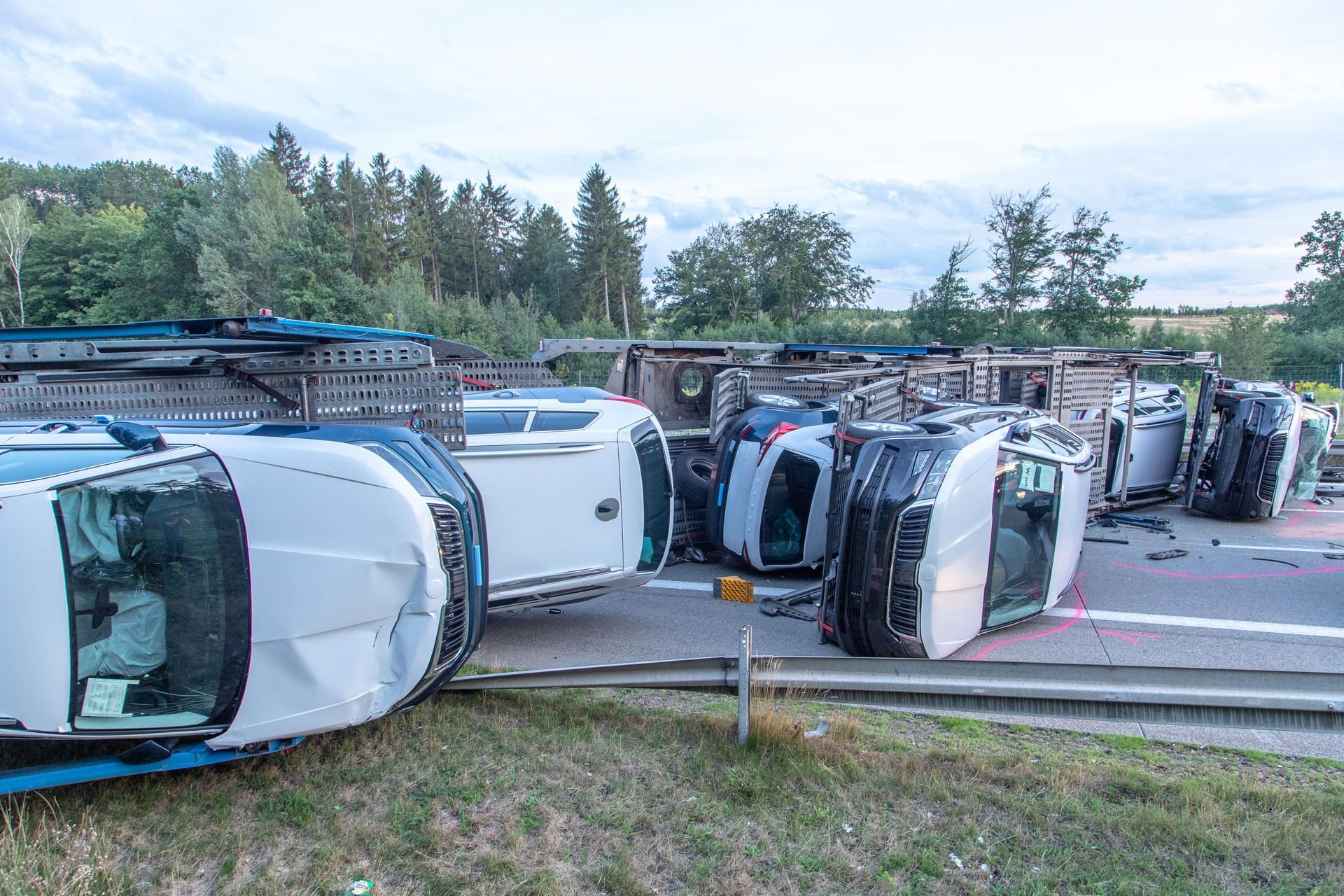 Auf der Autobahn 4 zwischen Hohenstein-Ernstthal und dem Ortsteil Wüstenbrand ist ein Autotransporte mit Neuwagen umgekippt.