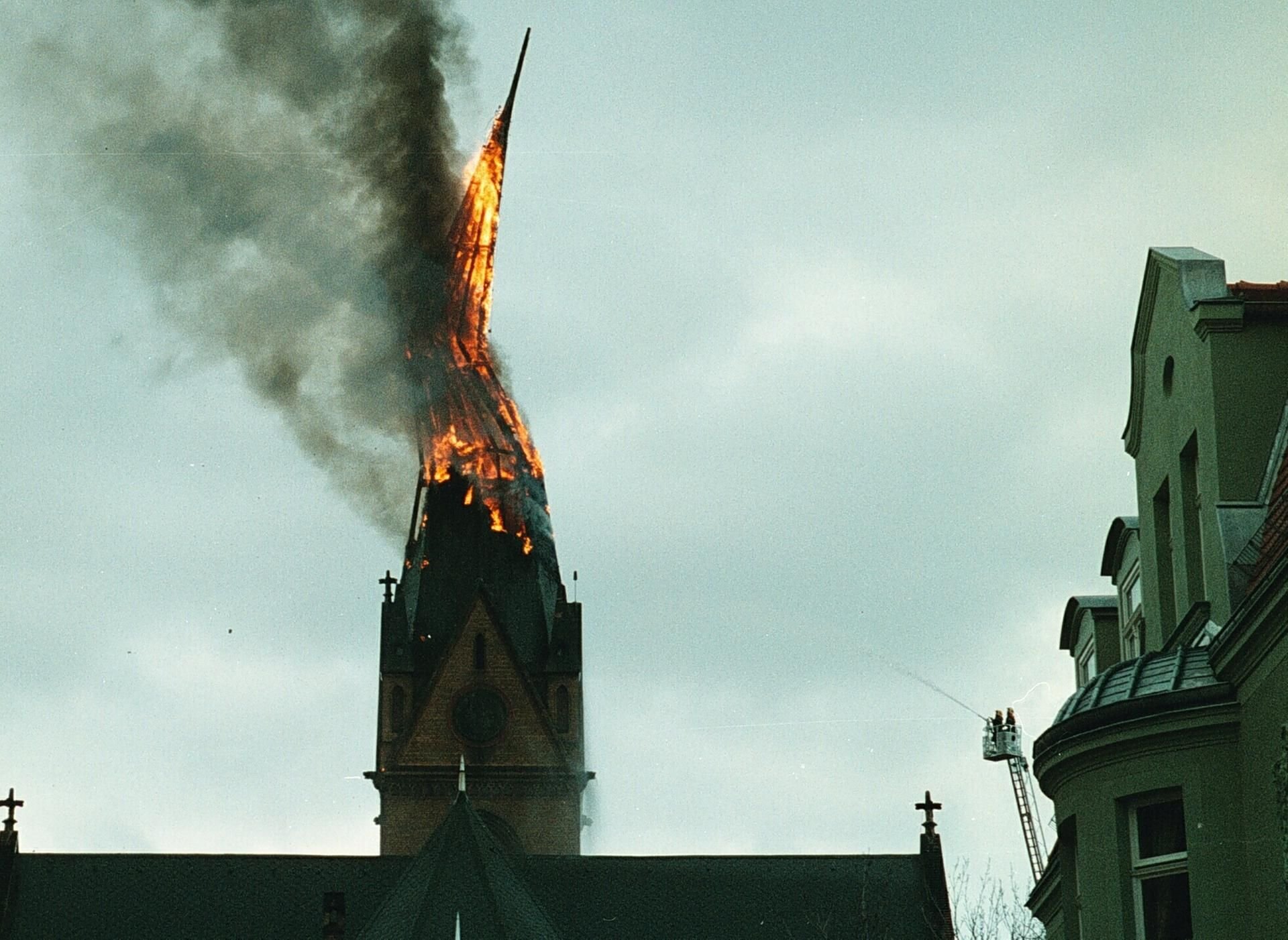 Brennende Stephanuskirche in Halle 2000