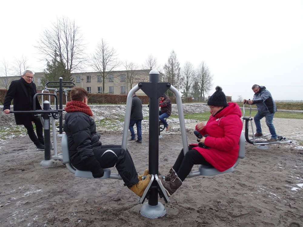 Die Erwachsenen (links Leader-Manager Wolfgang Bock) probieren die Trimm-dich-Geräte auf dem Lindaer Spielplatz aus.