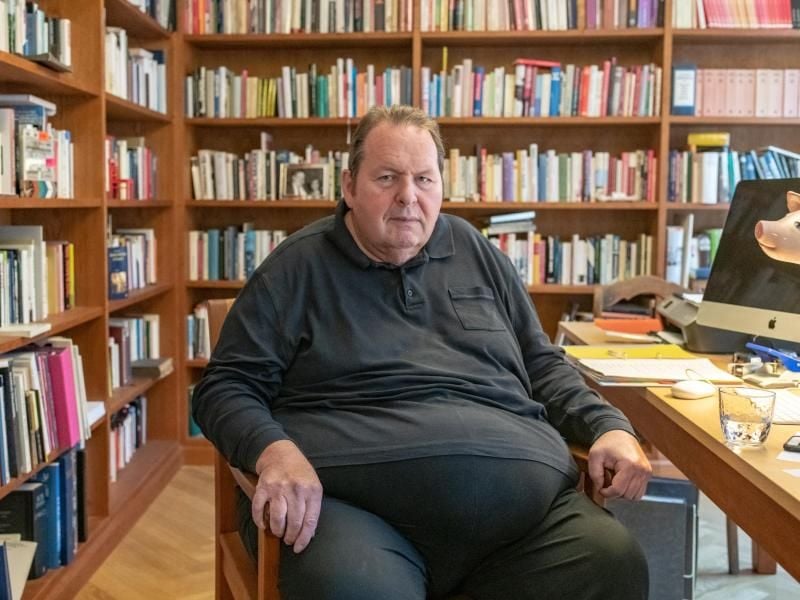 Ottfried Fischerim Büro seiner Wohnung in Passau. Foto: Armin Weigel