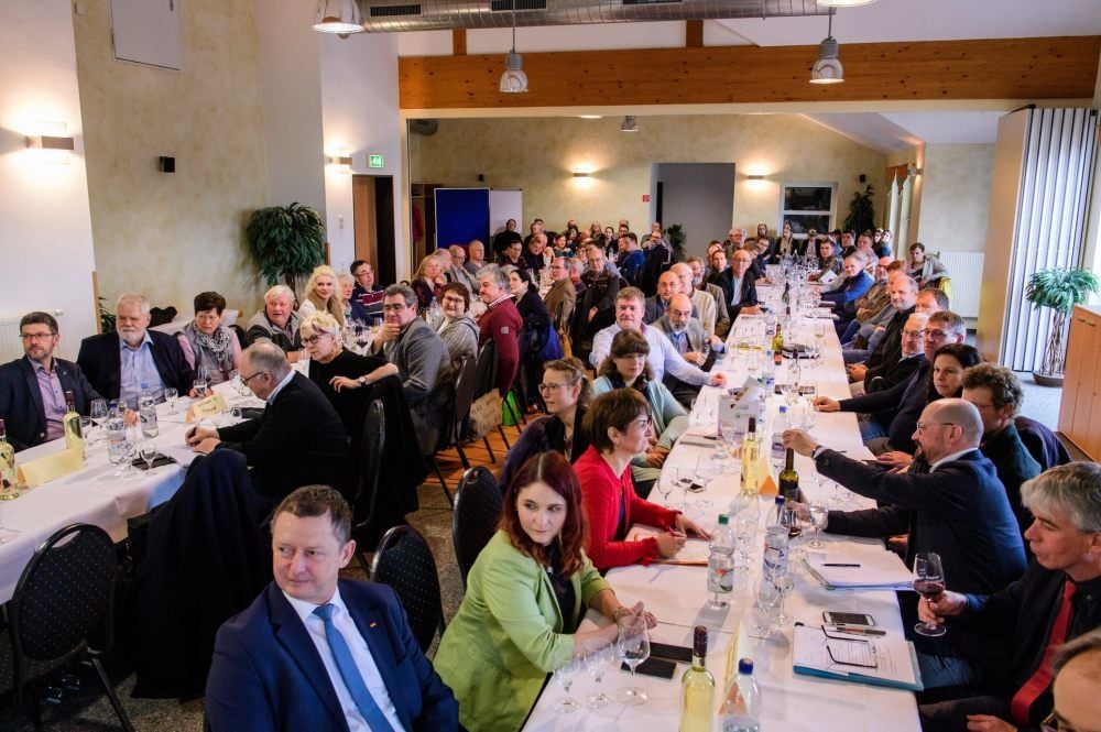 Gastgeber „Euroville“: Mitglieder und Gäste des Weinbauverbandes Saale-Unstrut kommen zur Generalversammlung und zum anschließenden Mitteldeutschen Weinbautag im Naumburger Jugend- und Sporthotel zusammen.