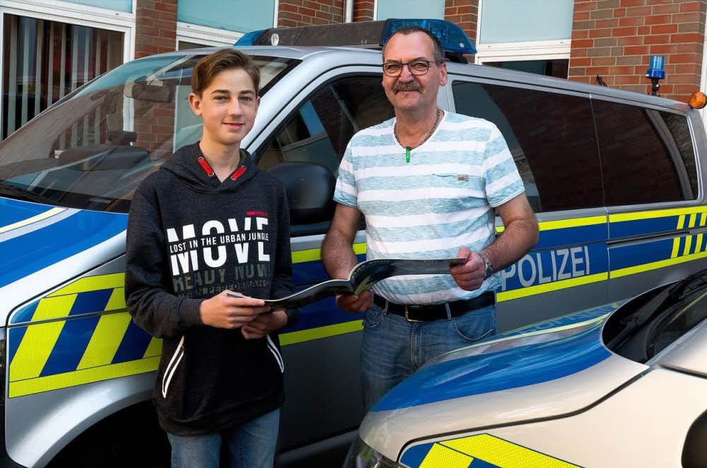 Tom Waßewitz (l.) informierte sich bei einem einwöchigen Schülerpraktikum im Polizeirevier Merseburg unter anderem bei Elmer Siol über die Polizeiarbeit.