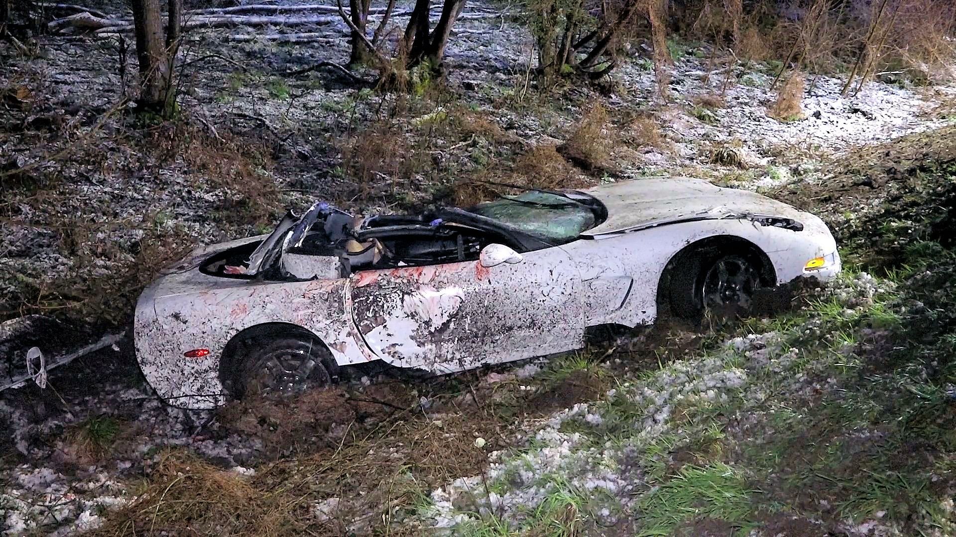Das Dach eines Autos ist bei einem Unfall abgerissen.