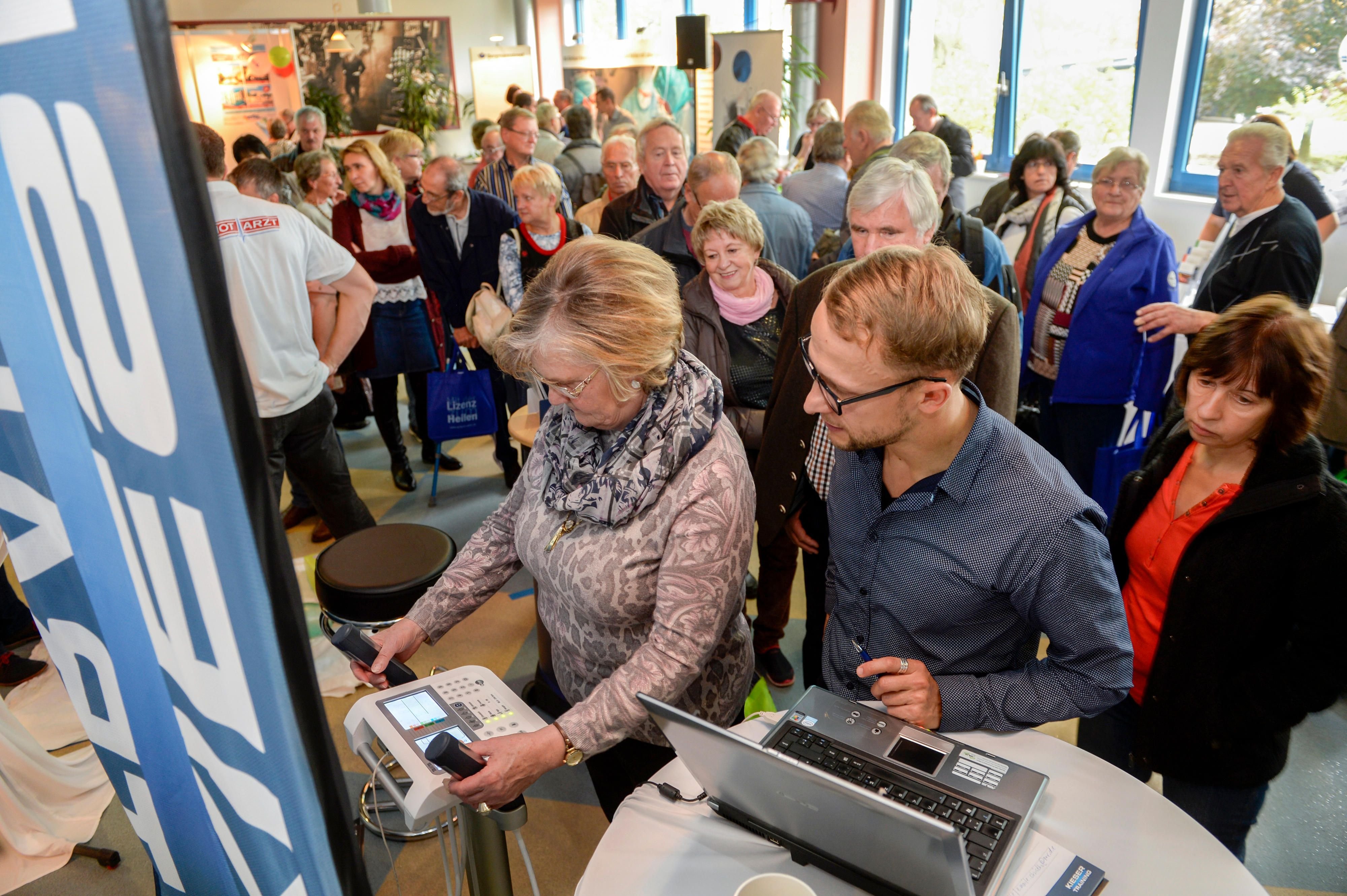 Reges Interesse am Stand auf der MZ-Gesundheitsmesse