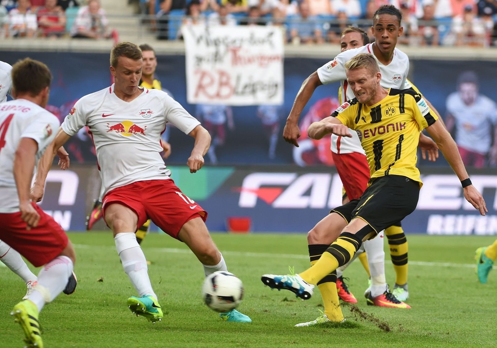 Lukas Klostermann (3.v.l.) im Duell mit Dortmunds Andre Schürrle (2.v.r.).