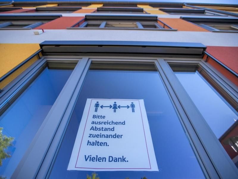 Ein Hinweisschild zum Mindestabstand hängt an einer Schule. Foto: Jens Büttner/dpa-Zentralbild/dpa/Symbolbild