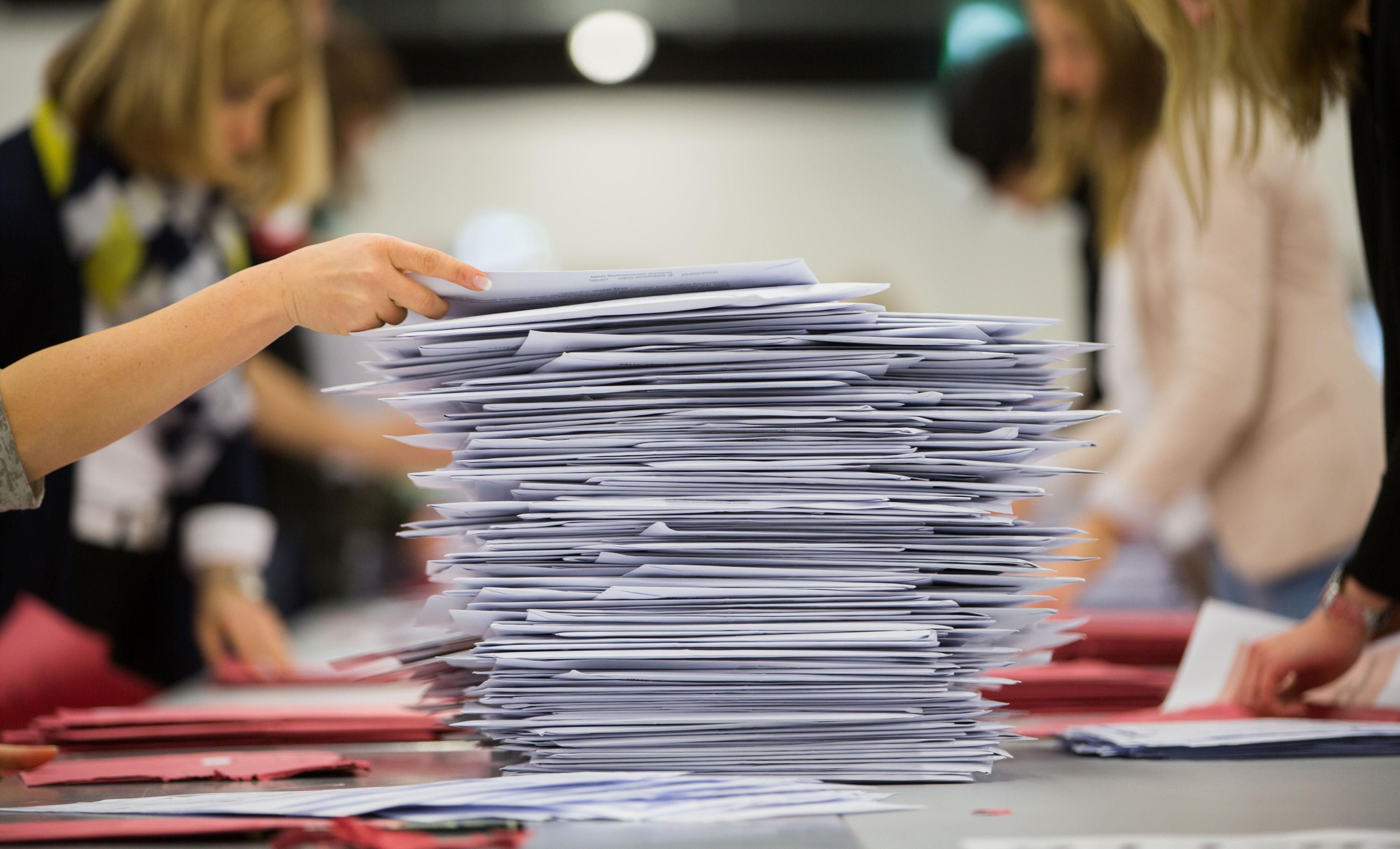 Auszählung von Briefwahlstimmen. (Symbolbild)