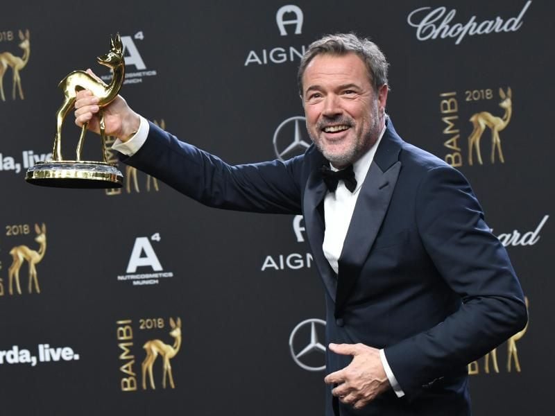 Sebastian Koch mit seinem Preis in der Kategorie Schauspieler National. Foto: Jens Kalaene