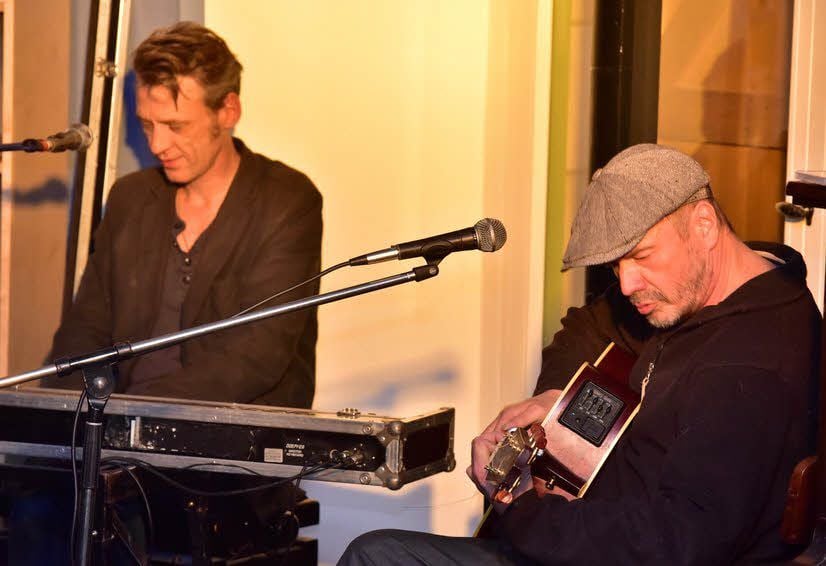 Sven Panne am Klavier und Rüdiger Bierhorst mit Gitarre