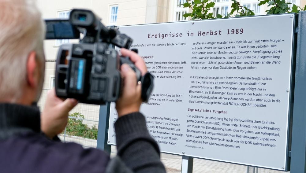 Die neue Gedenktafel steht neben dem Haupteingang.