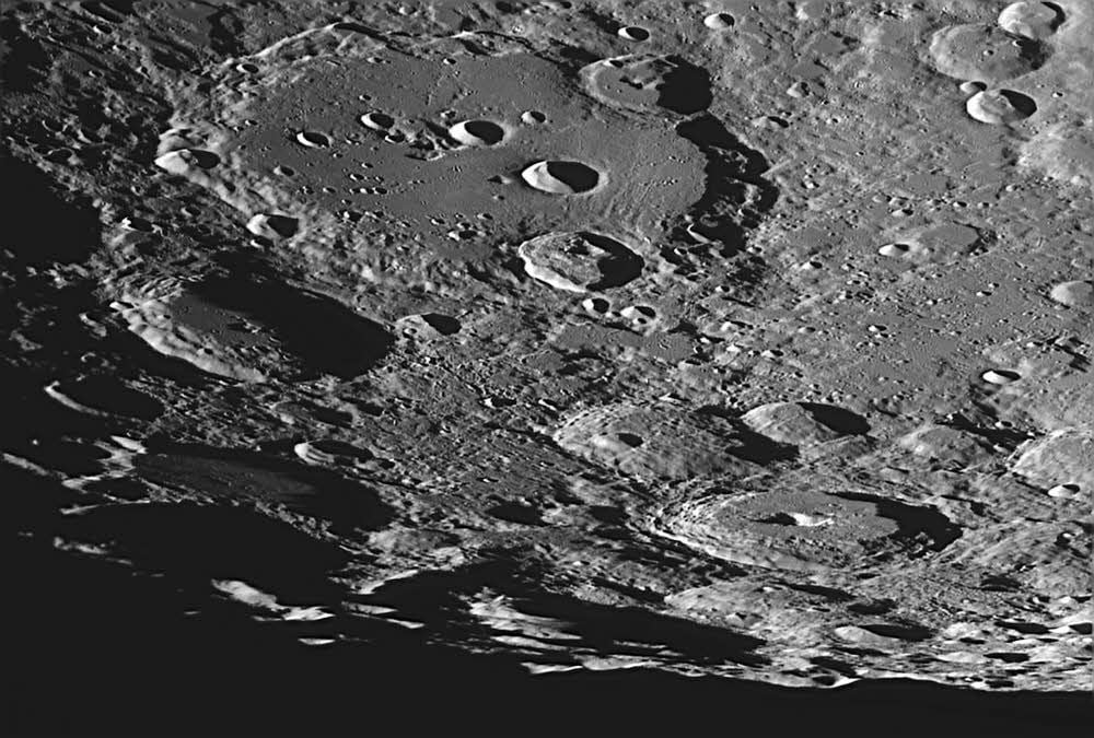 Den Mondkrater Clavius mit einem Durchmesser von 230 Kilometer hat Uwe Meiling mit einem Zeiss-Cassegrainteleskop aufgenommen.