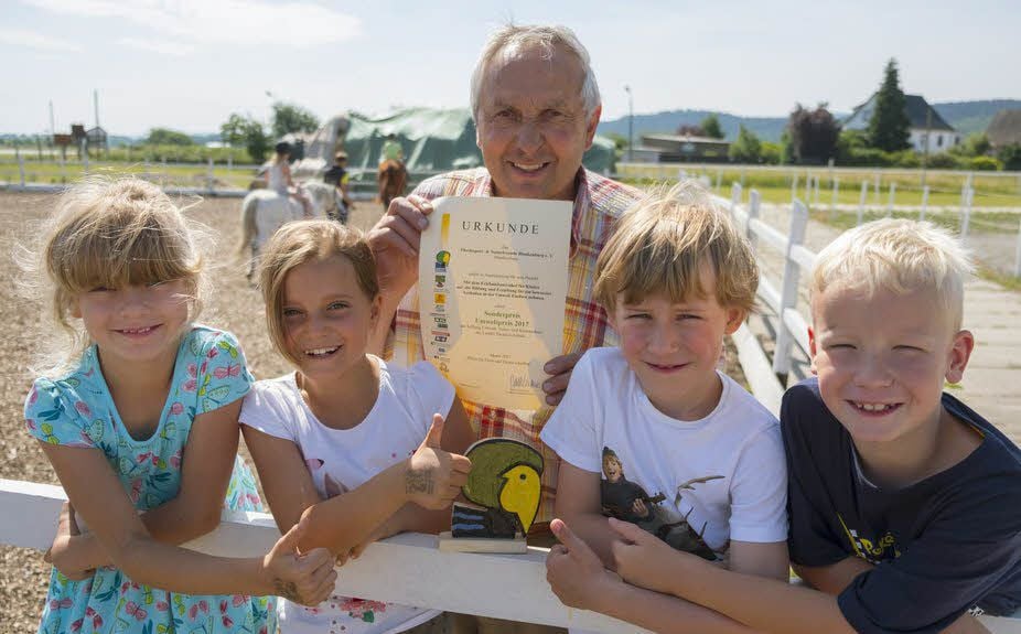 Ausgezeichnet! Hans Klingner (M.) präsentiert die Urkunde des Landes. Alina, Jolina, Bartosch und Niklas (v.l.n.r.) gefällt’s.