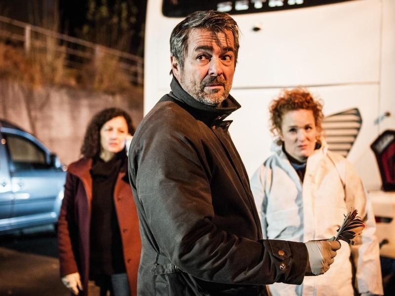 Kommissar Reto Flückiger (Stefan Gubser) untersucht den Tatort eines vermeintlichen Suizids. Foto: Daniel Winkler/SRF