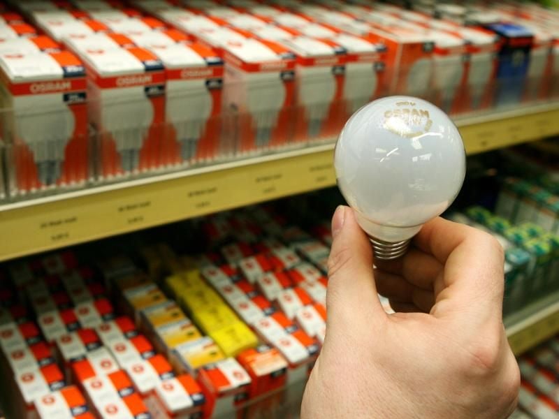 Vor fünf Jahren verschwand die Glühbirne weitgehend aus dem Handel. Wer jetzt ein Leuchtmittel kaufen möchte, muss sich nicht an Watt, sondern an der Einheit Lumen orientieren. Foto: Angelika Warmuth/dpa