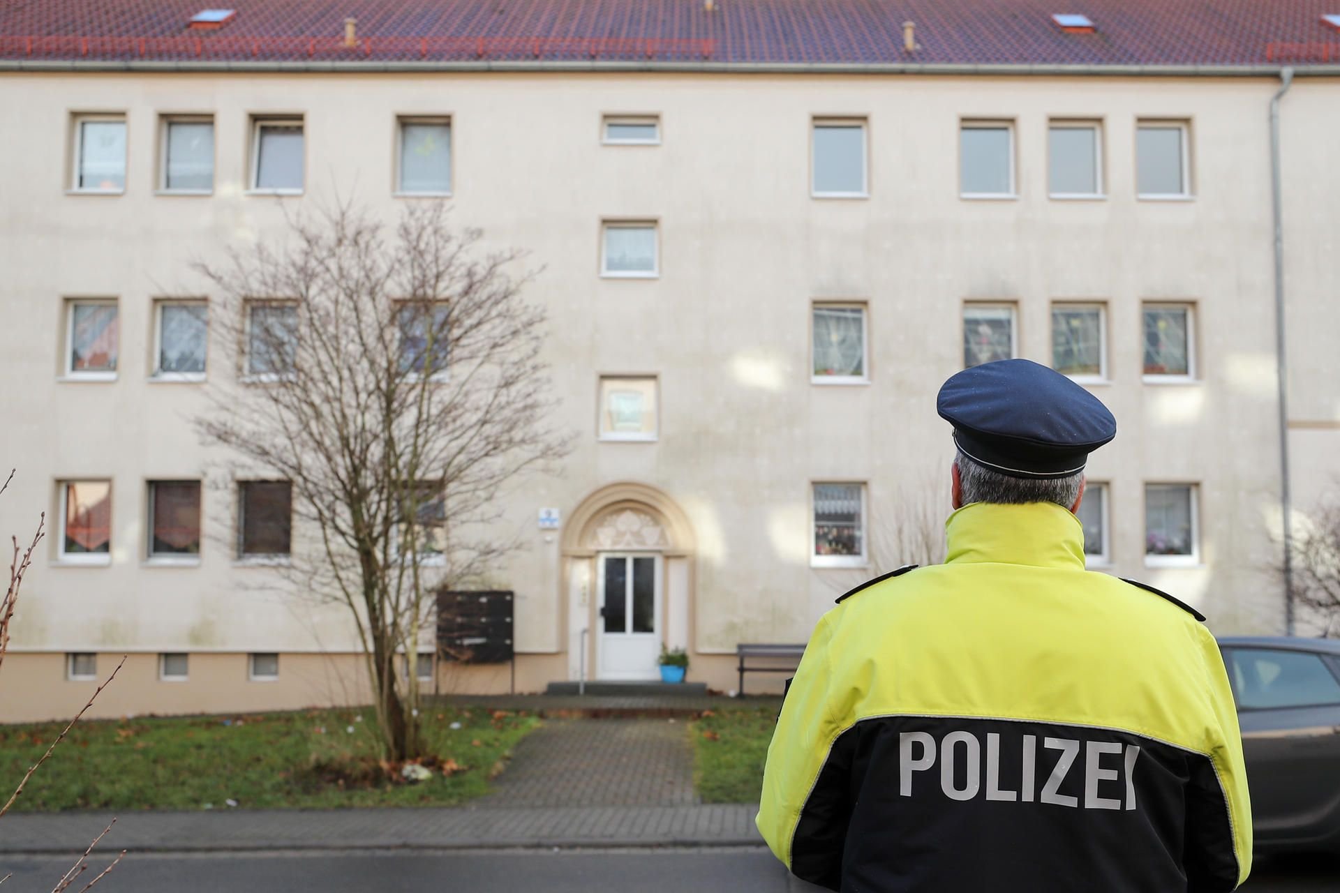 Ein Polizist steht Anfang Januar 2018 vor einem Haus in Benndorf, indem die toten Babys entdeckt worden.