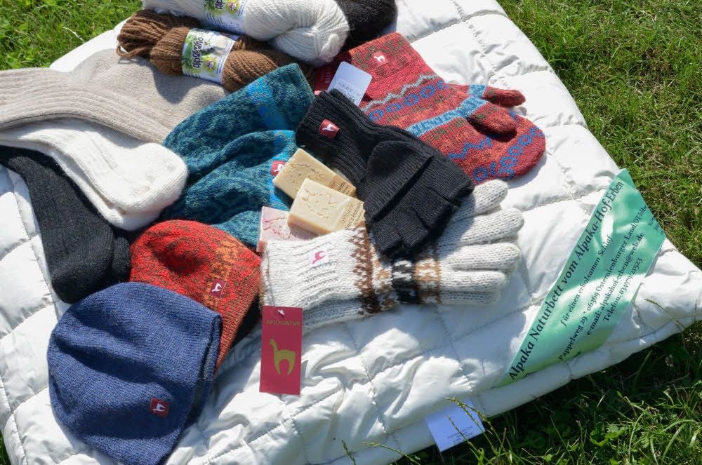 Strickwolle, Mützen, Bettdecken - alles mit Alpaka-Wolle.