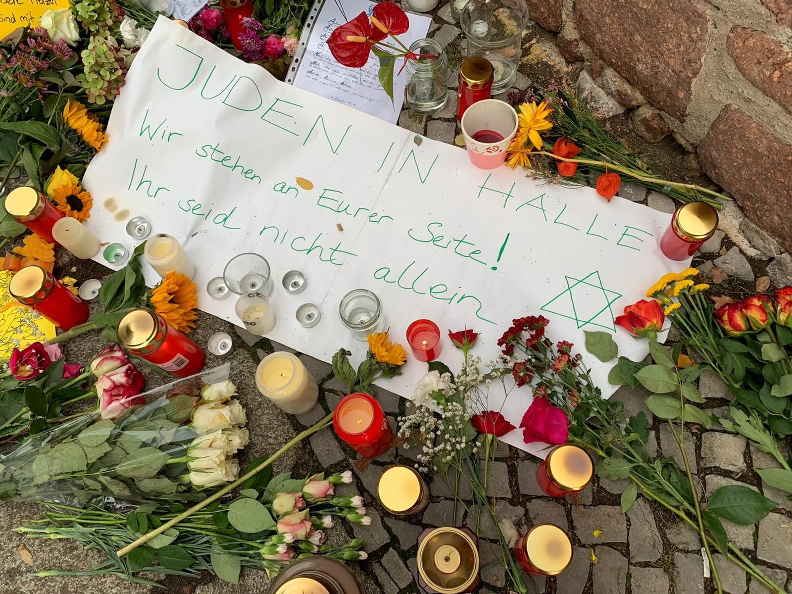 Erneut legten viele Hallenser Blumen, Kerzen und persönliche Nachrichten von den Tatorten nieder.